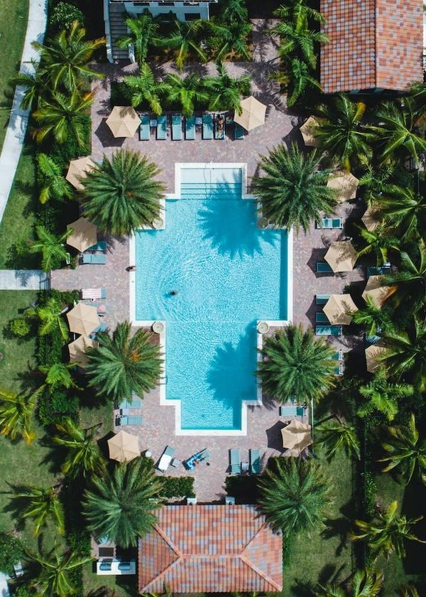 Comment trouver un professionnel qualifié pour réaliser une piscine atypique ?